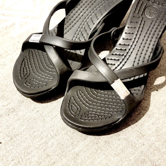 Crocs Chunky Criss-cross Heel - Picture 2 of 12